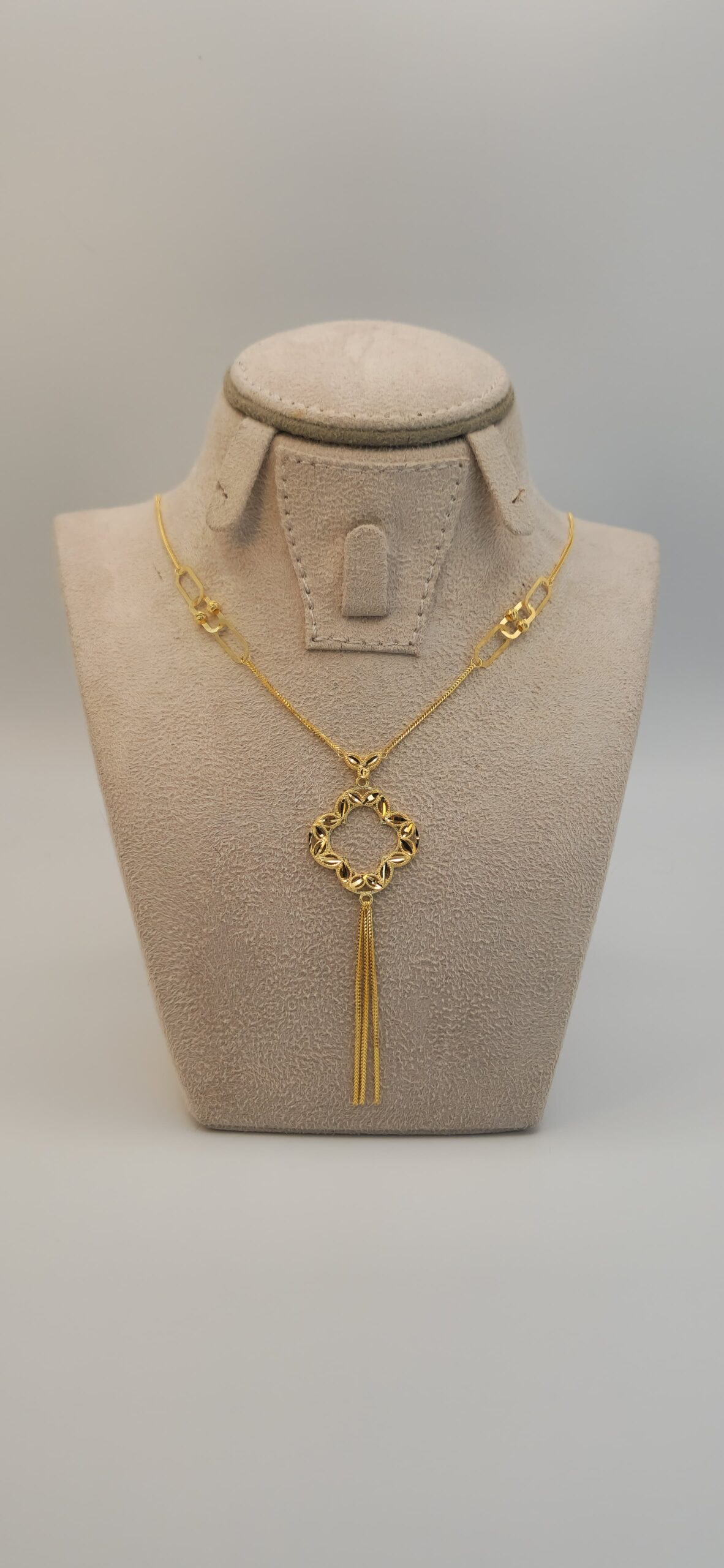 Halsband i 21k guld